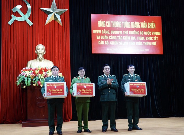 Thứ trưởng Hoàng Xuân Chiến và Đoàn công tác kiểm tra, thăm, chúc Tết cán bộ, chiến sĩ LLVT tỉnh Thừa Thiên Huế - Ảnh 4.
