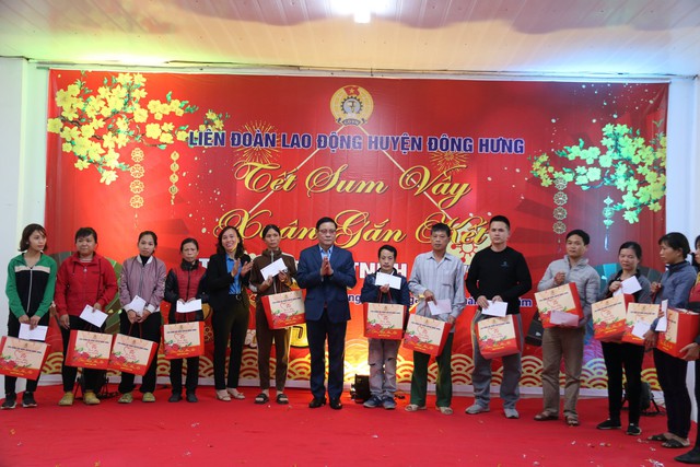 Thái Bình: Hơn 10.000 công nhân lao động huyện Đông Hưng được nhận quà Tết của tổ chức công đoàn. - Ảnh 3.