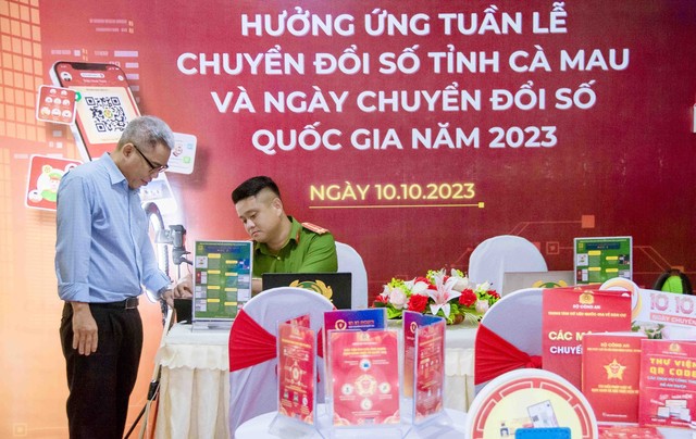 Công an tỉnh Cà Mau hỗ trợ người dân làm định danh điện tử tại không gian trưng bày, giới thiệu sản phẩm, dịch vụ, giải pháp chuyển đổi số tỉnh Cà Mau năm 2023.