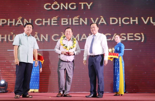 Bí thư Tỉnh ủy Cà Mau Nguyễn Tiến Hải và Chủ tịch UBND tỉnh Cà Mau Huỳnh Quốc Việt tặng hoa cho đại diện các doanh nghiệp.