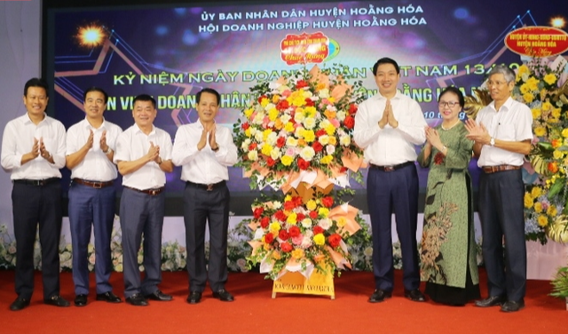 Thanh Hóa: Huyện Hoằng Hoá tôn vinh doanh nghiệp, doanh nhân tiêu biểu năm 2023 - Ảnh 1.