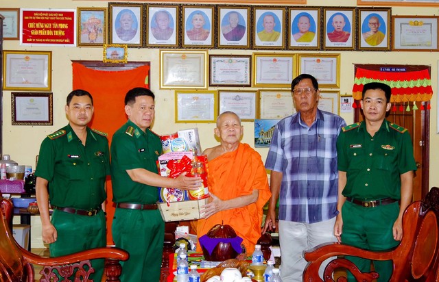 Đại tá Bùi Văn Bình - thăm, tặng quà Hòa thượng Thạch Huôl, Trụ trì chùa Prey Chóp, xã Lai Hòa, thị xã Vĩnh Châu.