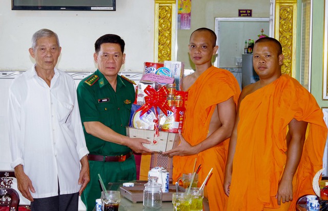 Đại tá Bùi Văn Bình tặng quà các vị sư sãi chùa Xẻo Cóc, xã Lai Hòa, thị xã Vĩnh Châu.