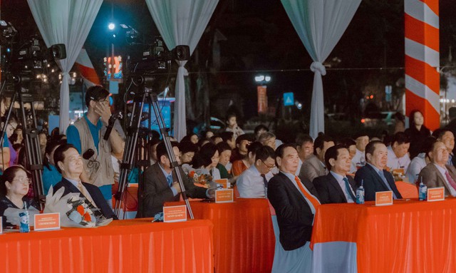 Nguyên Ủy viên Bộ Chính trị, nguyên Thủ tướng Chính phủ Nguyễn Tấn Dũng cùng phu nhân và Đại tướng Lê Hồng Anh - nguyên Ủy viên Bộ Chính trị, nguyên Thường trực Ban Bí thư Trung ương Đảng tham dự buổi lễ.