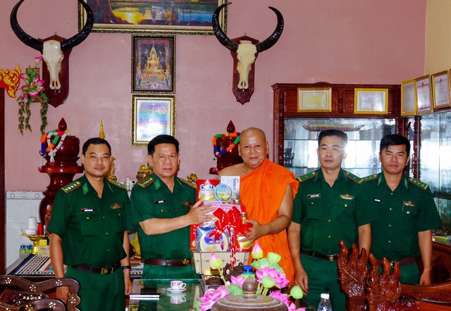 Đại tá Bùi Văn Bình tặng quà các vị sư sãi chùa Xung Thum, xã Lai Hòa, thị xã Vĩnh Châu.