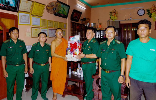 Đại tá Bùi Văn Bình - Phó Chỉ huy trưởng BĐBP tỉnh tặng quà các vị sư sãi chùa Tằng Dù, xã Lạc Hòa, thị xã Vĩnh Châu.