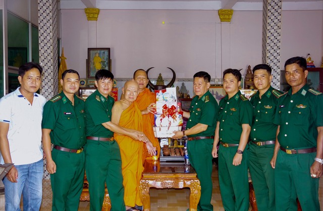 Đại tá Bùi Văn Bình tặng quà các vị sư sãi chùa Xẻo Me, Phường Vĩnh Phước, thị xã Vĩnh Châu.