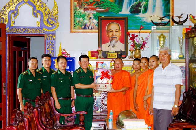 Đại tá Bùi Văn Bình tặng quà các vị sư sãi chùa Wáth Pích, Phường Vĩnh Phước, thị xã Vĩnh Châu.