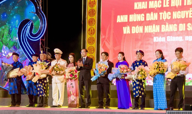 Phó Chủ tịch UBND tỉnh Kiên Giang Nguyễn Thanh Nhàn trao Bằng khen của UBND tỉnh cho các cá nhân.