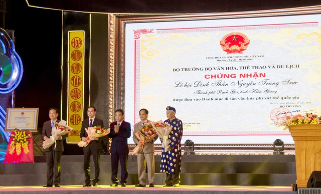Thứ trưởng Bộ Văn hóa, Thể thao và Du lịch Hoàng Đạo Cương trao Bằng Di sản văn hóa phi vật thể cấp quốc gia Lễ hội Đình thần Nguyễn Trung Trực cho lãnh đạo tỉnh Kiên Giang.