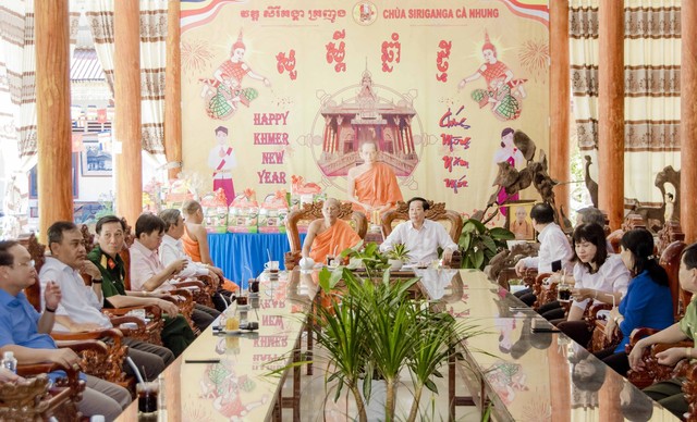 Ông Đỗ Thanh Bình - Ủy viên Trung ương Đảng, Bí thư Tỉnh ủy, Trưởng đoàn ĐBQH đơn vị tỉnh Kiên Giang gửi lời chúc mừng đến các vị cao tăng, chức sắc, chư tăng, người có uy tín trong đồng bào Khmer đón lễ Sene Dolta năm 2023 vui tươi, đầm ấm và hạnh phúc.