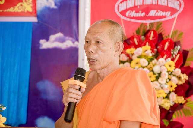 Hòa thượng Danh Đổng - Trưởng ban trị sự Giáo hội Phật giáo Việt Nam tỉnh, Chủ tịch Hội Đoàn kết sư sãi yêu nước tỉnh Kiên Giang phát biểu khai mạc buổi họp mặt.