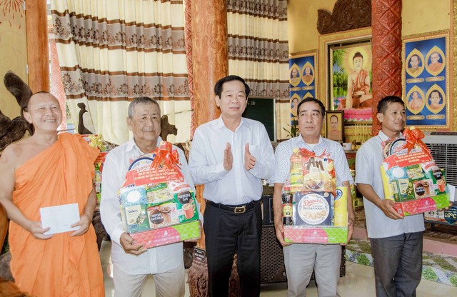 Bí thư Tỉnh ủy Kiên Giang Đỗ Thanh Bình trao quà cho 2 gia đình chính sách và người có uy tín là đồng bào Khmer trên địa bàn huyện.