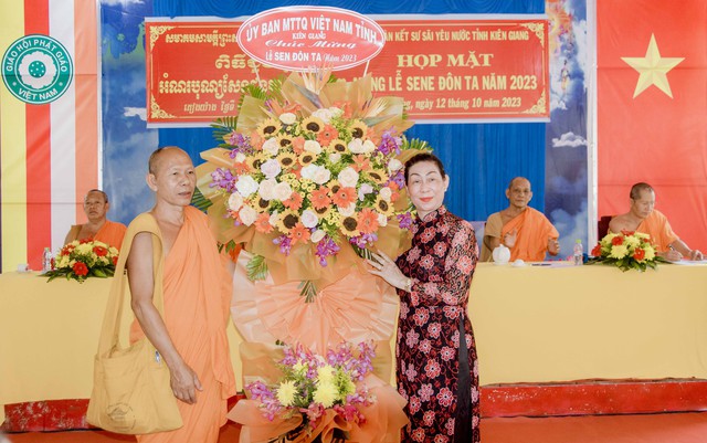 Bà Lê Thị Vệ, Chủ tịch Ủy ban MTTQ tỉnh Kiên Giang tặng lẵng hoa chúc mừng Lễ Sene Dolta năm 2023.