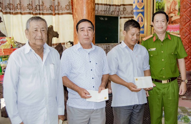 Đại tá Nguyễn Nhật Trường, Phó Giám đốc Công an tỉnh Kiên Giang trao quà của Công an tỉnh cho gia đình chính sách và người có uy tín là đồng bào Khmer trên địa bàn huyện.