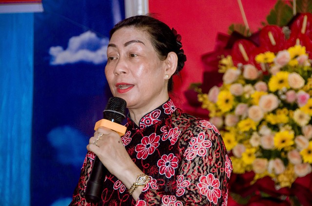 Chủ tịch Ủy ban MTTQ tỉnh Kiên Giang Lê Thị Vệ phát biểu chúc mừng lễ Sene Dolta của đồng bào dân tộc Khmer.