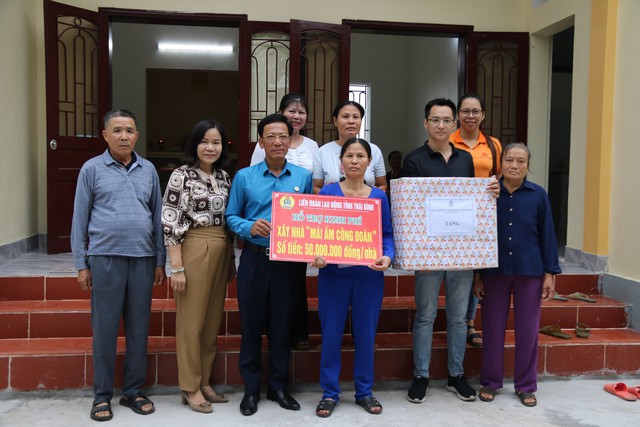 Thái Bình: Công đoàn huyện Thái Thụy tổ chức trao 100 triệu đồng hỗ trợ đoàn viên xây nhà - Ảnh 1.