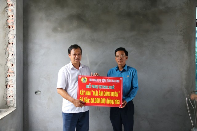 Thái Bình: Công đoàn huyện Thái Thụy tổ chức trao 100 triệu đồng hỗ trợ đoàn viên xây nhà - Ảnh 2.