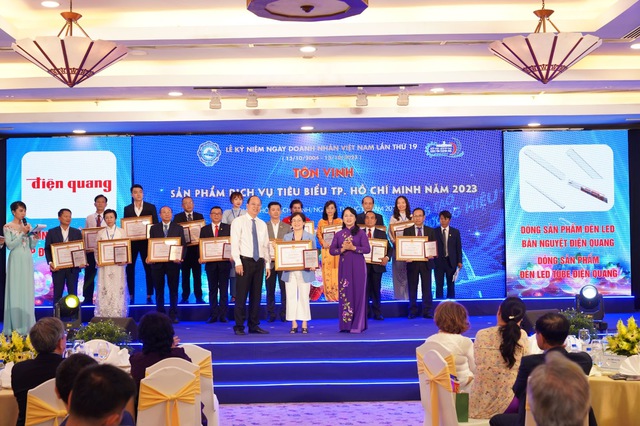 Kỷ niệm Ngày Doanh nhân Việt Nam 13/10: Điện Quang nhận danh hiệu sản phẩm dịch vụ tiêu biểu năm 2023
 - Ảnh 1.