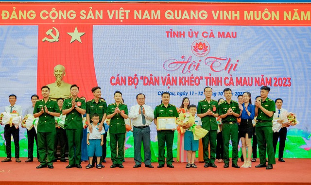 Ông Nguyễn Minh Luân, Phó Chủ tịch UBND tỉnh Cà Mau trao giải nhất cho đội tham gia Hội thi đơn vị BĐBP tỉnh.