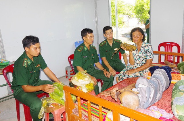 Chỉ huy đồn Biên phòng Lai Hòa, BĐBP Sóc Trăng đến thăm hỏi tặng quà người già có hoàn cảnh khó khăn nhân dịp Lễ Sene Dolta.