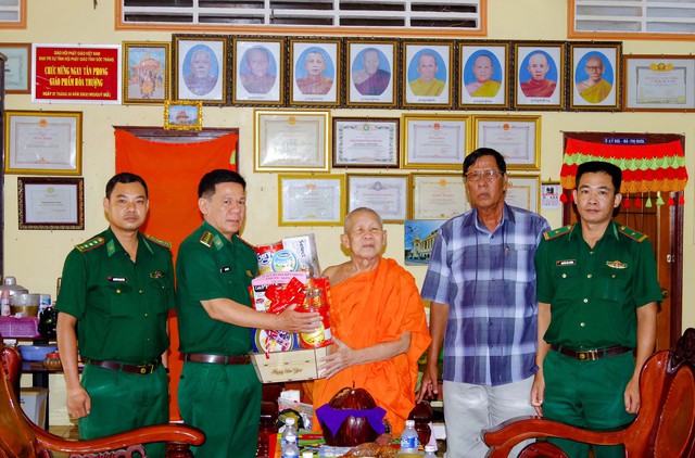 Lãnh đạo BĐBP tỉnh thăm hỏi tặng quà Hòa thượng Thạch Huôl, Trụ trì chùa Prêy Chóp xã Lai Hòa, thị xã Vĩnh Châu nhân dịp Lễ Sene Dolta.