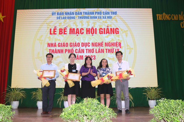 Bà Trần Thị Xuân Mai - Giám đốc Sở LĐ-TB&XH TP. Cần Thơ, trao Giải Nhất và Giấy khen cho các nhà giáo đạt giải Nhất.