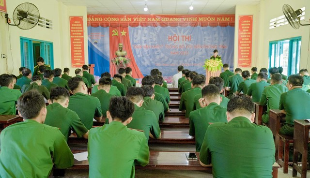 Đại tá Huỳnh Văn Đông - Bí thư Đảng ủy, Chính ủy BĐBP tỉnh Kiên Giang, phát biểu khai mạc hội thi.