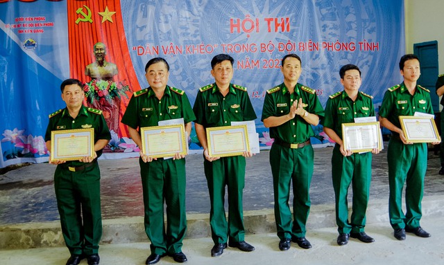 Đại tá Doãn Đình Tránh, phó Chính ủy BĐBP tỉnh Kiên Giang trao giải cho các đội có thành tích cao trong hội thi.