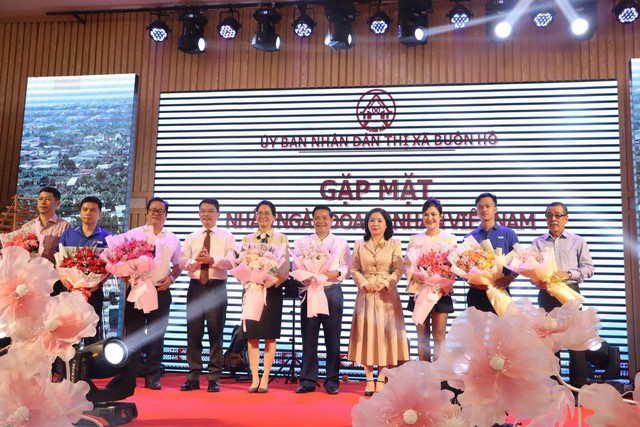 Thị xã Buôn Hồ cam kết tạo môi trường bình đẳng cho doanh nghiệp, doanh nhân phát triển - Ảnh 2.