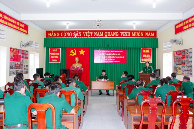 Quang cảnh buổi đối thoại dân chủ tại đồn Biên phòng Vĩnh Hải.