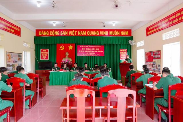 Quang cảnh buổi đối thoại dân chủ tại đồn Biên phòng Vĩnh Châu.
