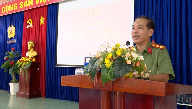 Thượng tá Võ Văn Chỉnh, Trưởng phòng Tham mưu Công an tỉnh phát biểu tại buổi Lễ