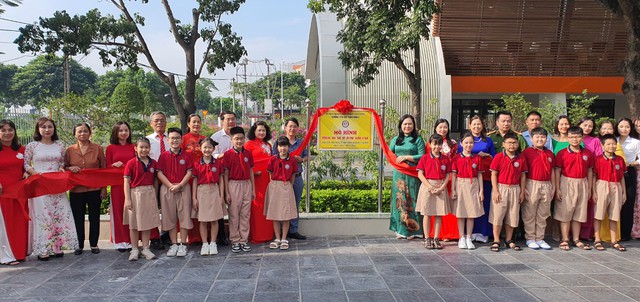Nhà trường tổ chức gắn biển công trình &quot;Trường học Xanh - Sạch - Đẹp - Văn minh - An ninh, an toàn&quot; chào mừng 20 năm thành lập quận Long Biên (06/11/2003- 06/11/2023).