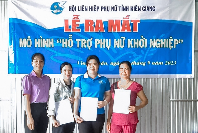 Hội LHPN huyện Vĩnh Thuận ra mắt mô hình &quot;Hỗ trợ phụ nữ khởi nghiệp&quot; tại HTX Phát Đỉnh, ấp Cạnh Đền 2, xã Vĩnh Phong, huyện Vĩnh Thuận.