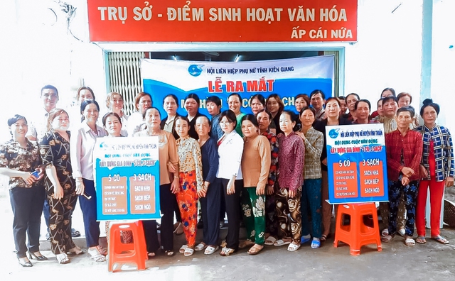Hội LHPN huyện Vĩnh Thuận ra mắt mô hình &quot;5 có, 3 sạch&quot; tại ấp Cái Nứa, xã Bình Minh.