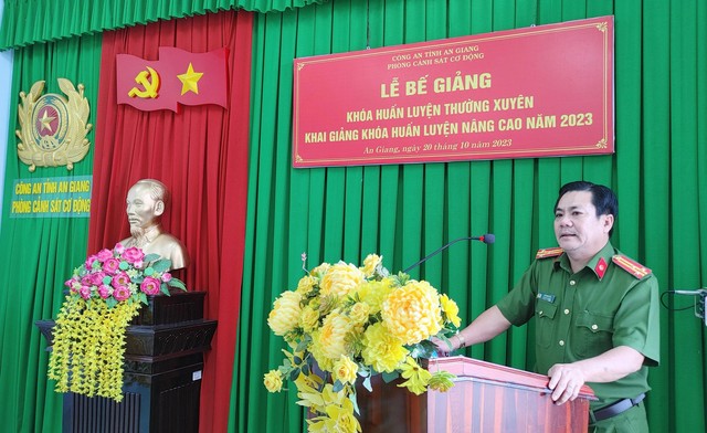 Thượng tá Hà Minh Đấu, Trưởng phòng Cảnh sát cơ động Công an tỉnh phát biểu tại buổi lễ.