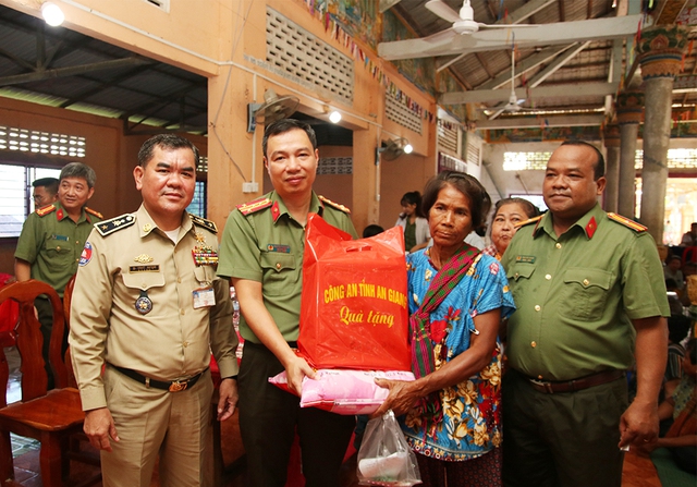 Công an tỉnh An Giang: Khám bệnh, tặng quà cho 600 người dân Campuchia có hoàn cảnh khó khăn - Ảnh 1.