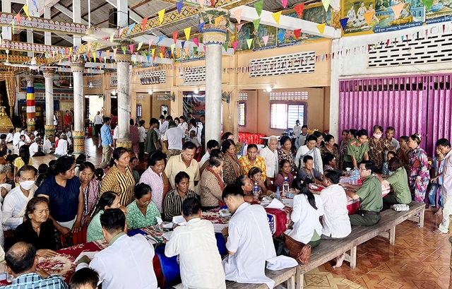 Công an tỉnh An Giang: Khám bệnh, tặng quà cho 600 người dân Campuchia có hoàn cảnh khó khăn - Ảnh 3.