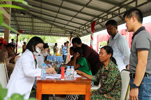 Công an tỉnh An Giang: Khám bệnh, tặng quà cho 600 người dân Campuchia có hoàn cảnh khó khăn - Ảnh 4.