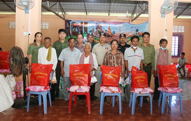 Công an tỉnh An Giang: Khám bệnh, tặng quà cho 600 người dân Campuchia có hoàn cảnh khó khăn - Ảnh 5.