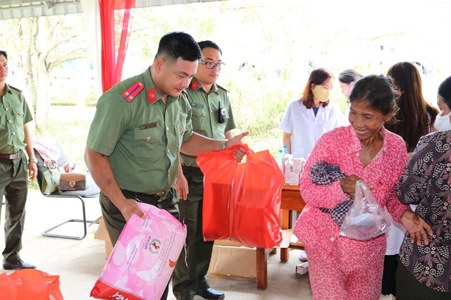 Công an tỉnh An Giang: Khám bệnh, tặng quà cho 600 người dân Campuchia có hoàn cảnh khó khăn - Ảnh 6.