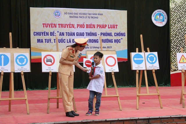 Công an thành phố Ninh Bình tuyên truyền phổ biến pháp luật về trật tự, an toàn giao thông trong trường học - Ảnh 3.