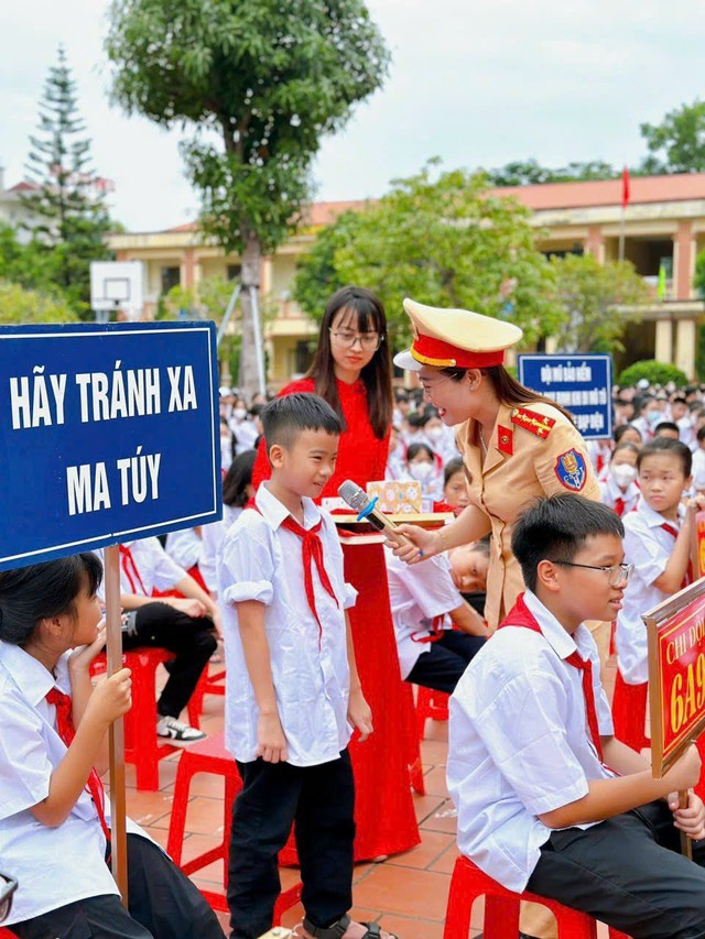 Công an thành phố Ninh Bình tuyên truyền phổ biến pháp luật về trật tự, an toàn giao thông trong trường học - Ảnh 4.