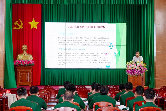 Ông Thạch Thanh Tùng - Phó Trưởng ban Dân tộc tỉnh Sóc Trăng triển khai chuyên đề Tổng quan về các dân tộc thiểu số ở Việt Nam.