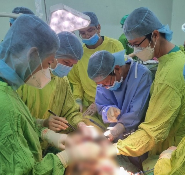 Ê-kíp tham gia phẫu thuật cho bệnh nhân.