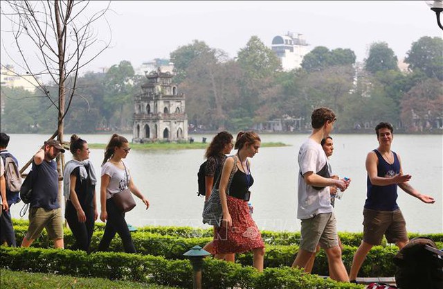 Tổng lượng khách quốc tế đến Việt Nam đạt gần 10 triệu lượt - Ảnh 1.