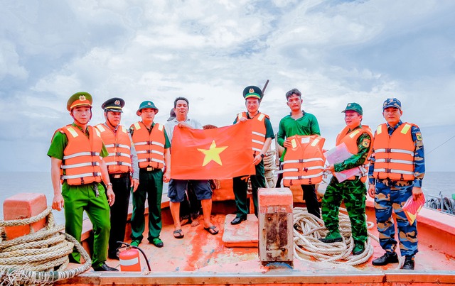 BĐBP Sóc Trăng trao tặng cờ Tổ quốc và áo phao cho ngư dân.