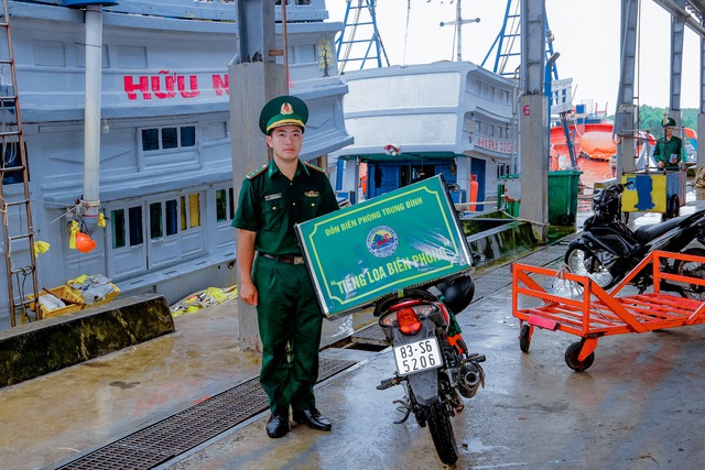 Đồn Biên phòng Trung Bình tổ chức tuyên truyền chống khai thác IUU bằng mô hình &quot;Tiếng loa Biên phòng&quot; tại cảng cá Trần Đề.