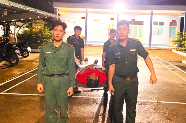 Cán bộ, chiến sĩ tổ cứu hộ, cứu nạn Đồn Biên phòng Khánh Hội đưa thuyền viên bị thương vào đơn vị chăm sóc sức khỏe.